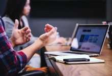 8 factors choosing software business header image